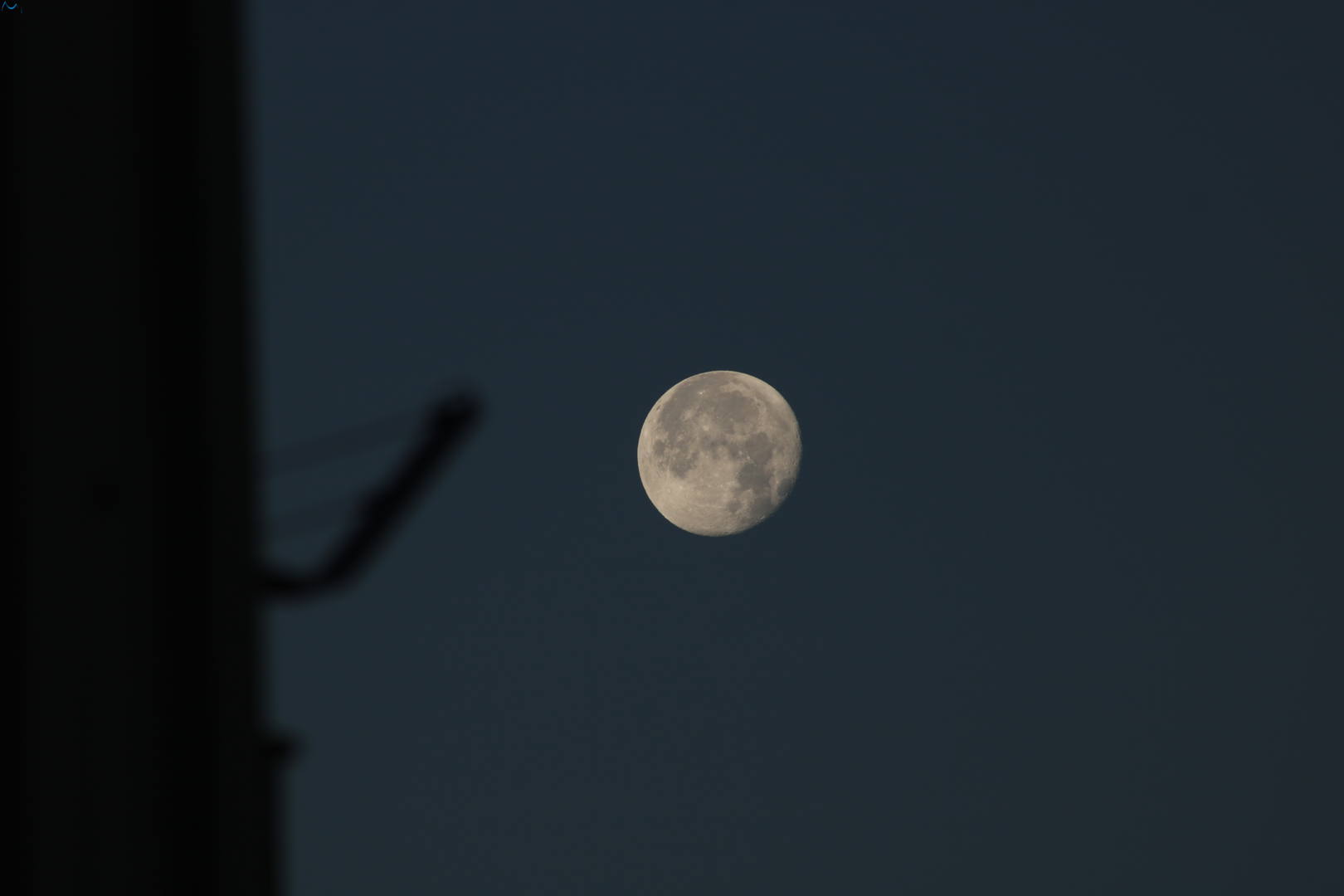 Amanecer en Burgos con la luna de fondo