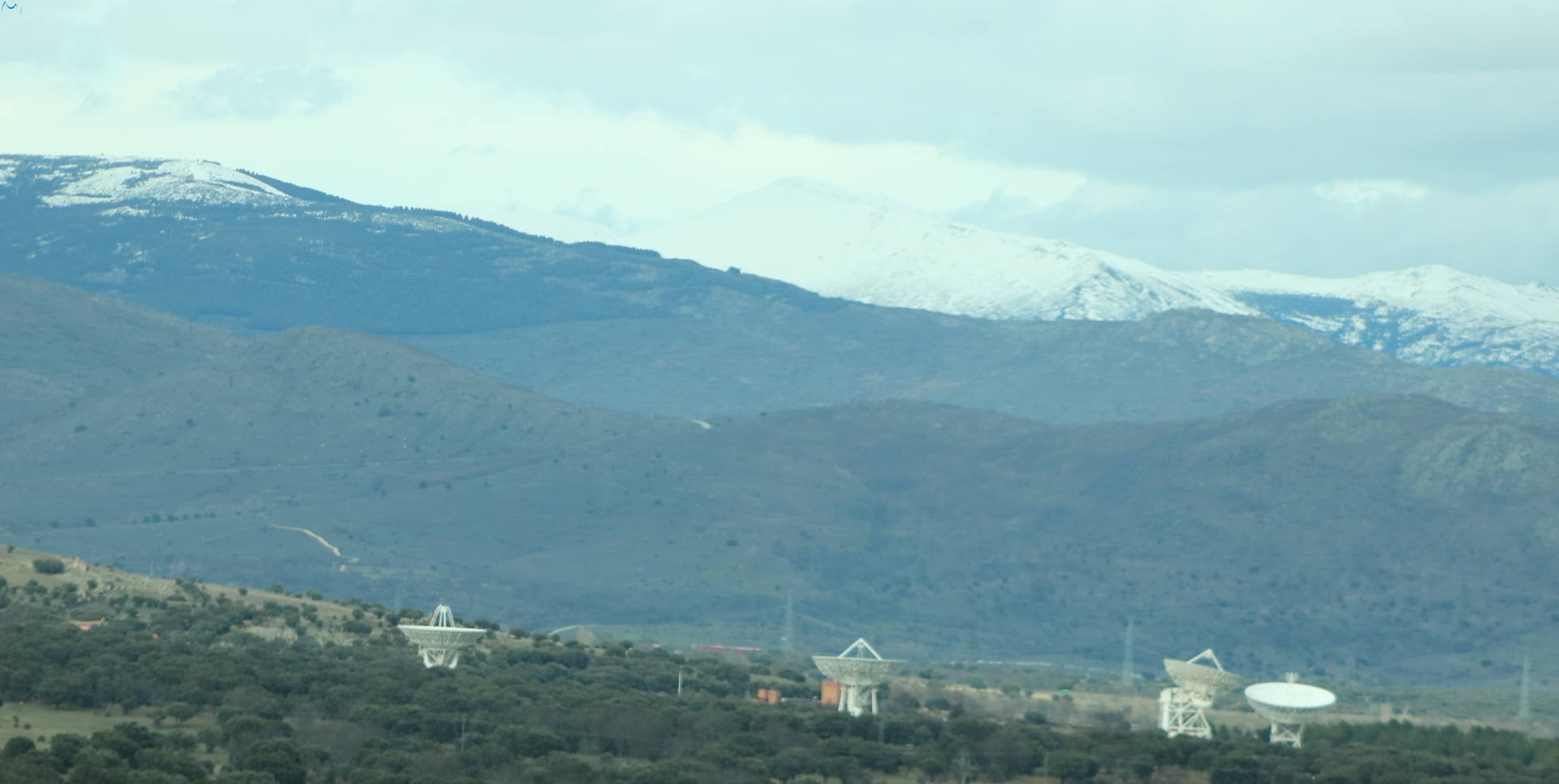 Montañas nevadas y radiotelescopios